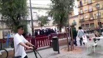 Una veintena de ultras irrumpe en una plaza de Sevilla entonando el 'Cara al sol'
