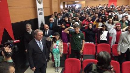 Öğrenciler Hulusi Akar'ı asker selamı ile karşıladı