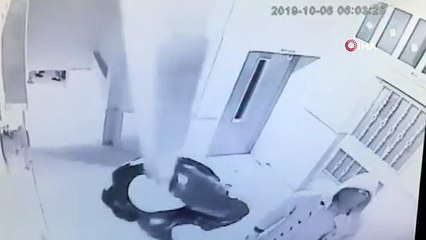 Öğrenci servisiyle iş yeri soymaya çalışan hırsızların yakalanma anı kamerada