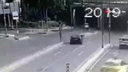 Üsküdar'da lüks aracın karıştığı kaza kamerada