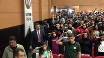 Öğrenciler Hulusi Akar'ı asker selamı ile karşıladı