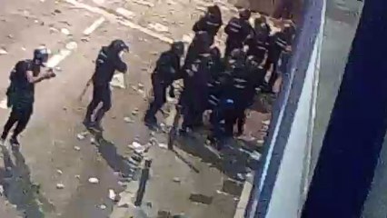 Momento en el que alcanzan al policía herido de gravedad