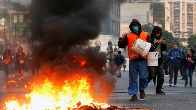 Cile: proclamato coprifuoco notturno, marcia indetro di Piñera sul rincaro dei trasporti