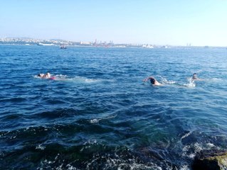 Güneşi gören vatandaşlar Sarayburnu'nda deniz girdi