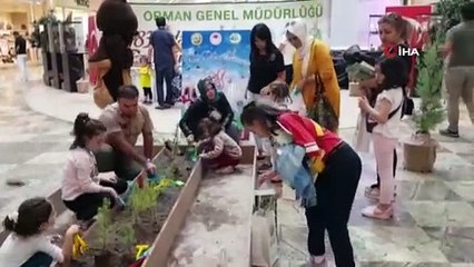 Bakan Pakdemirli çocuklarla fidan dikti