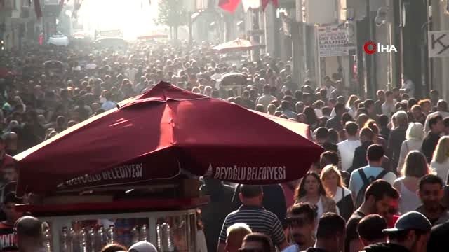 Güneşli havayı fırsat bilenler İstiklal Caddesi'ne akın etti