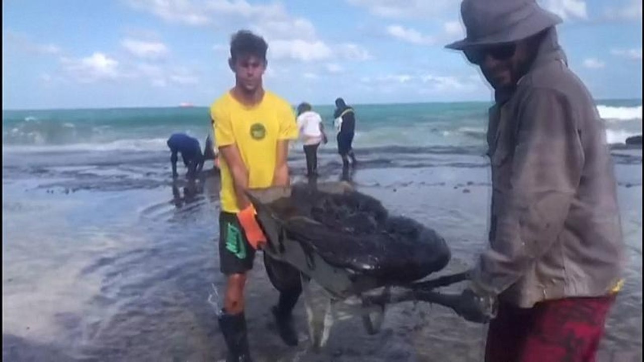 Un derrame de crudo llega a las playas del nordeste de Brasil