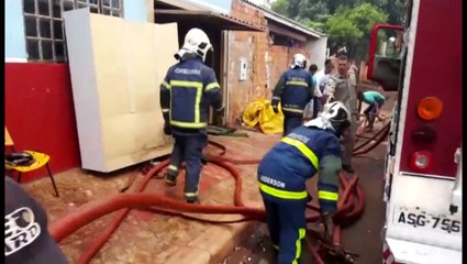 Botijão explode, incêndio atinge imóveis e mulher fica ferida