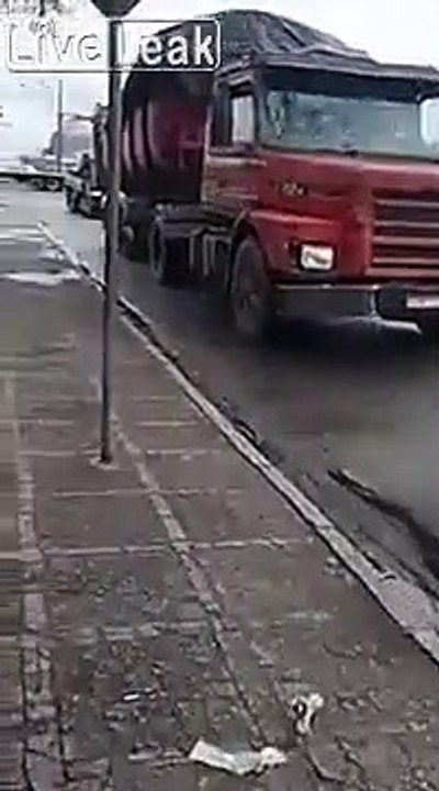 Ce camion roule.. sans pneus à ses roues !