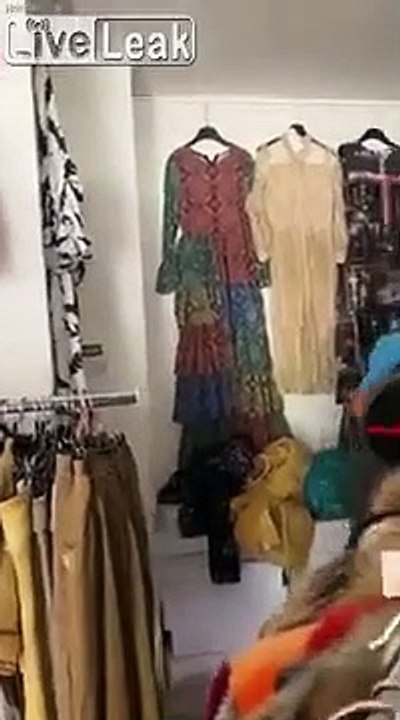 Cabine d'essayage : un cerf traine dans un magasin de vêtements !