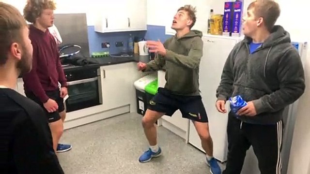 Jongles avec une cacahuète : ces colocs sont des artistes de l'apréro !