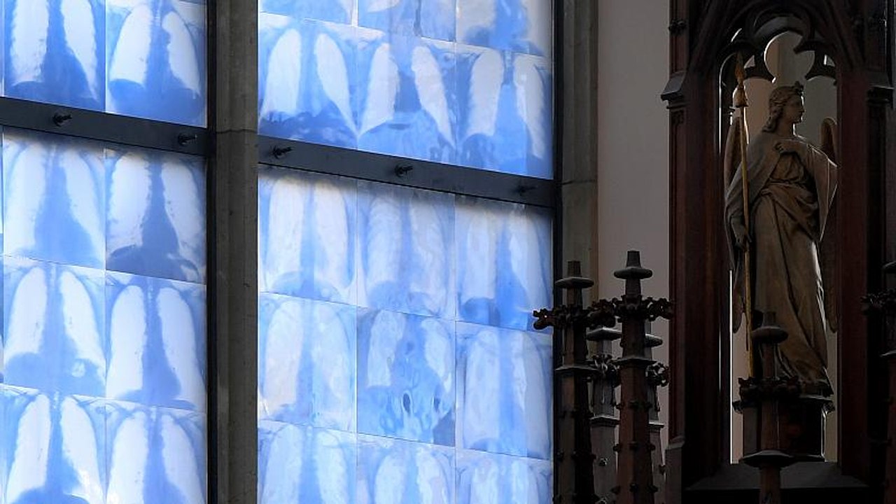 Lungenflügel auf Kirchenfenstern - Künstler sorgt in Münchener Kirche für Novum