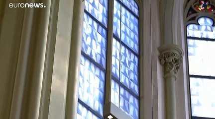 شاهد: كنيسة ألمانية نوافذها قطعة فنية صُممت من صور الأشعة السينية كرمز بين الصحة والمرض