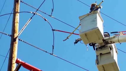 Un ouvrier se fait frôler par un arc électrique impressionnant... Chanceux