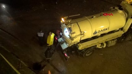 Gaziantep'te sağanak sele dönüştü, araçlar suda kaldı