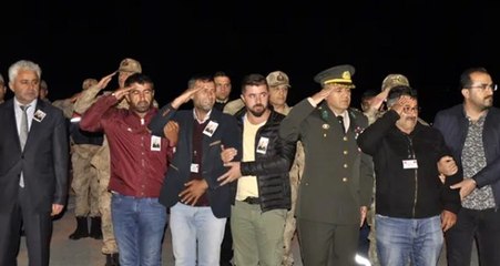 Acılı babanın şehit olan oğluna son bakışı yürekleri dağladı