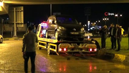 Aşırı yağış sele neden oldu... Araçlar oluşan su birikintisinde mahsur kaldı