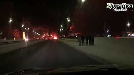 Terrible incendio de un camión cisterna en una carretera