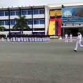 Una cadete intenta escapar del Ejército de Ecuador en plena ceremonia de inicio