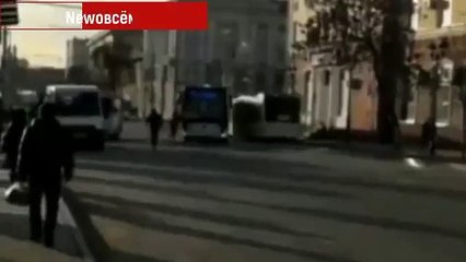 Este chófer de autobús olvida poner el freno de mano y trata de detenerlo así