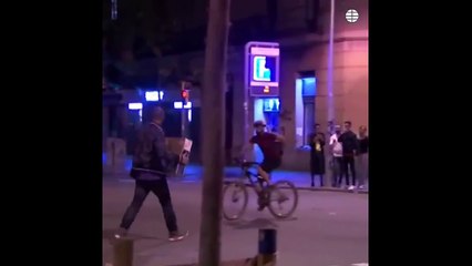 Los Menas hacen su agosto en Barcelona saqueando tiendas entre el caos separatista