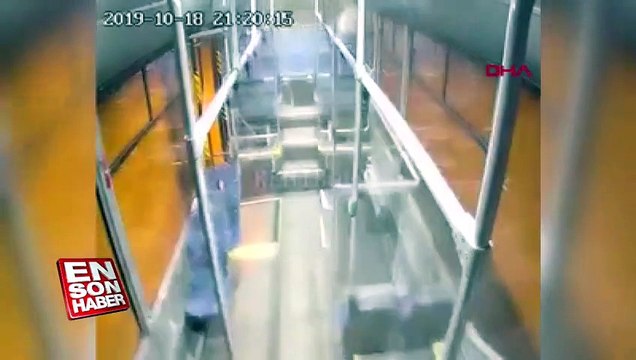 Sivas'ta otomobil ile halk otobüsünün kazasını kameralar kaydetti