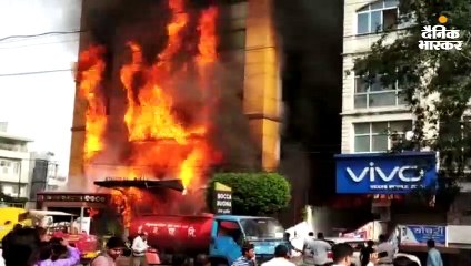 पांच मंजिला होटल में लगी भीषण आग, अंदर फंसे लोग