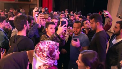 Erzincan’da Şafak Sezer’e öğrencilerden yoğun ilgi