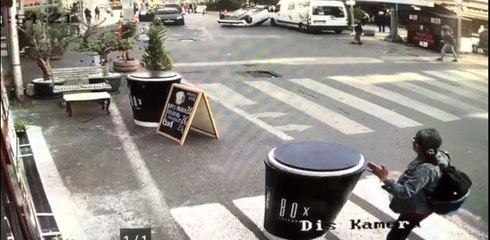 Akıl almaz kaza kamerada