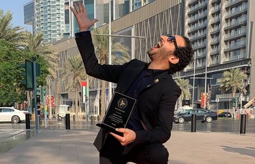 شاهدوا حركات أحمد حلمي الطريفة باحتفاله بنجمته في ممر المشاهير في دبي