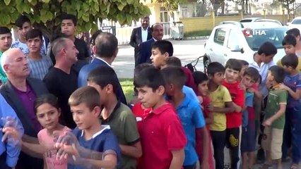Şehit babaları sınırdaki çocuklara harçlık dağıttı
