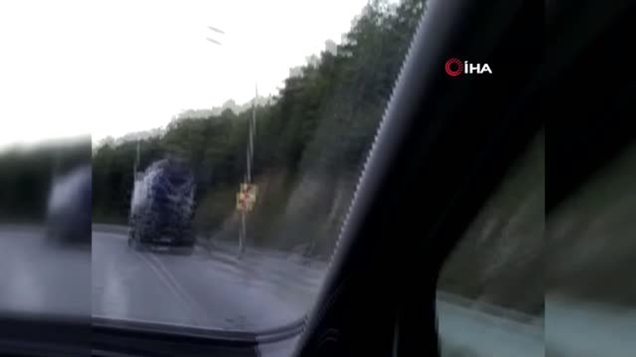 Beton mikseri sürücüsü yola beton dökerek böyle ilerledi