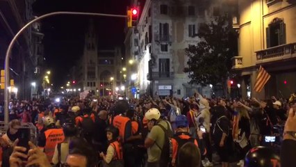 Miles de personas cantan en Barcelona el himno catalán ante la Jefatura
