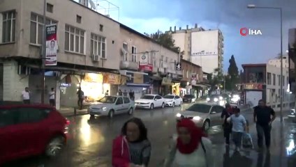 Yağmur İle Birlikte Art Arda Çakan Şimşekler Geceyi Aydınlattı