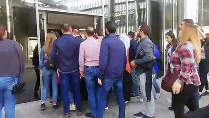 Diyarbakır'da polis ablukasını geçen HDP'liler belediye binasına girdi