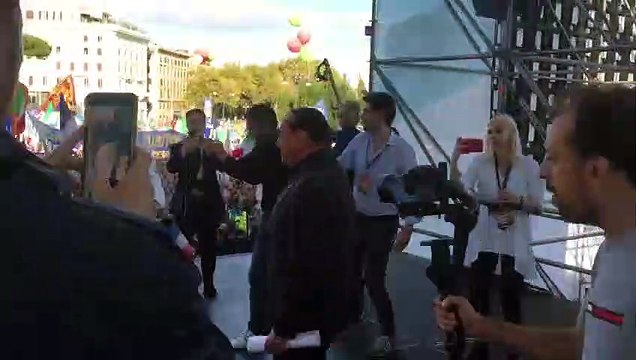 Roma - Berlusconi sul palco in Piazza San Giovanni (19.10.19)