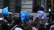 Barcelone: des manifestants jettent des sacs poubelles sur le bureau régional du gouvernement espagnol