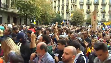 Manifestantes lanzan bolsas de basura ante la delegación de Gobierno en Barcelona