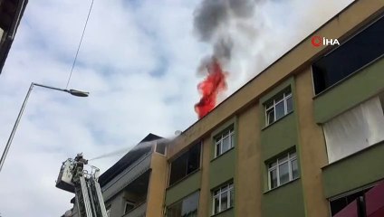 Sultangazi'de bir binanın çatı katında yangın çıktı