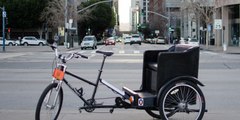 Un niño se salva por los pelos tras caer desde un segundo piso sobre el asiento de una bicitaxi