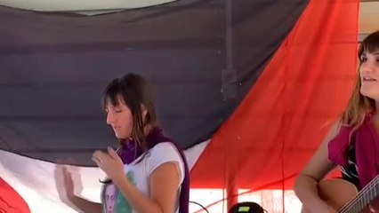Rozalén rompe por unos días el silencio del Sáhara