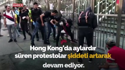 Hong Kong'da maskeli protestocular boya sıkılan camiyi temizledi