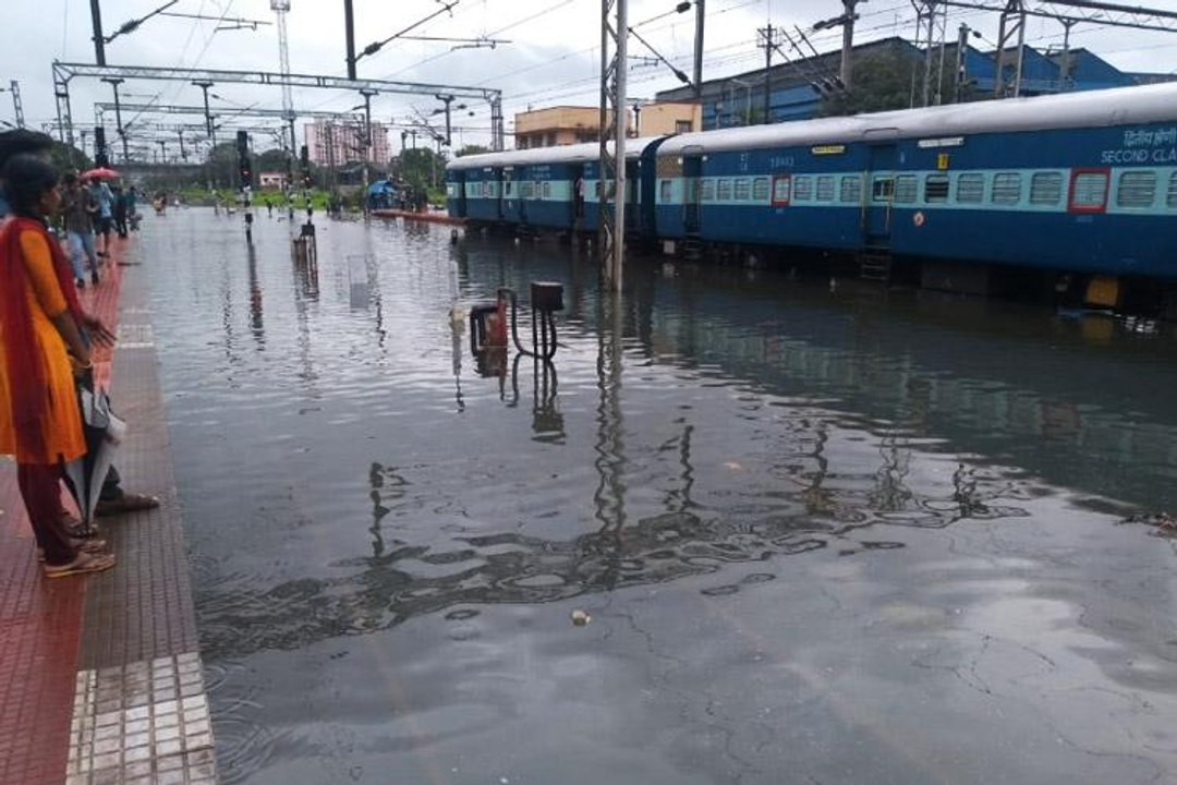 Kerala rain: trains are delaying due to heavy rain | Oneindia Malayalam