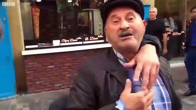 Röportaj sırasında gözaltı ! Sosyal medya bu videoyu konuşuyor