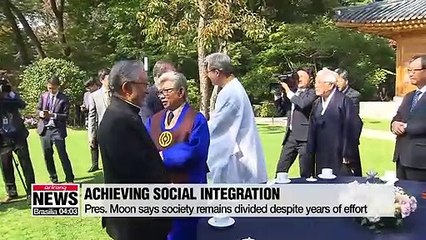 Pres. Moon asks religious groups to play bigger role in integrating society