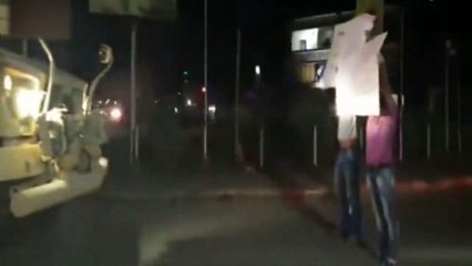 YPG'li teröristler Suriye'den giden askerlerin önünü kesti: N'olur gitmeyin