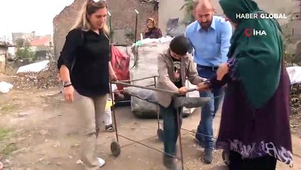 Babasının inşaat demirlerinden yaptığı yürüteçle ilk adımlarını attı