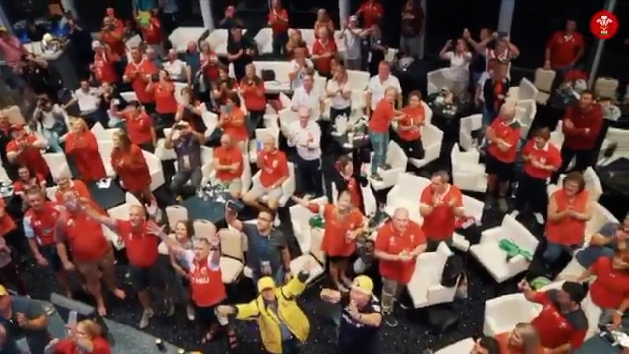 Le bel accueil des joueurs à leur retour à l'hôtel - Rugby - Mondial - GAL