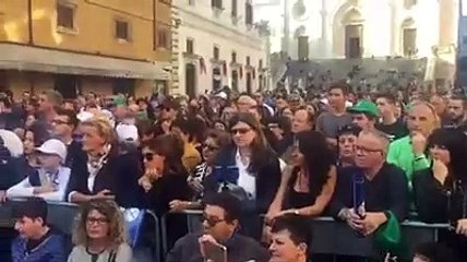 Perugia - Il pubblico attende Salvini (20.10.19)