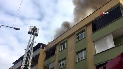 Sultangazi'de bir binanın çatı katında yangın çıktı